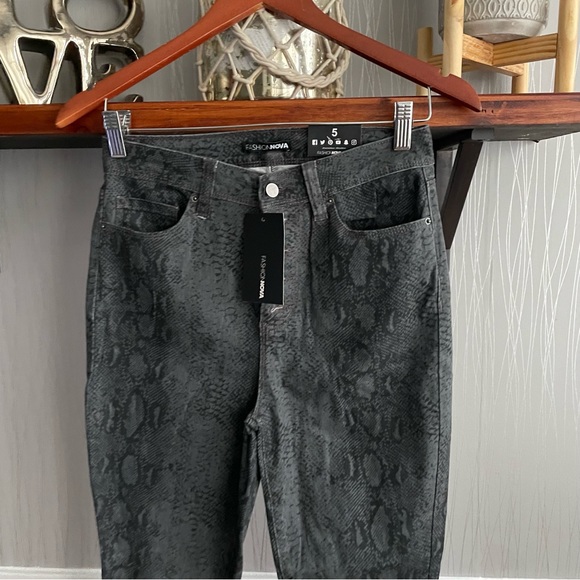 Fashion Nova slither away snake print jeans skinny jeans charcoal print - Picture 4 of 11